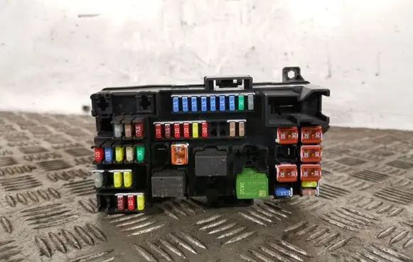 Opel Mokka X Fuse module 42652774