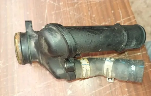 Engine coolant pipe/hose