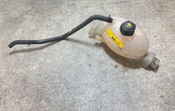 Opel Movano B Coolant expansion tank/reservoir 217100015R
