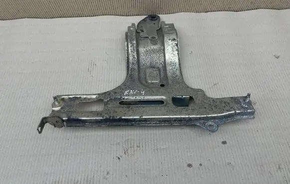 Toyota RAV 4 (XA40) Engine mounting bracket