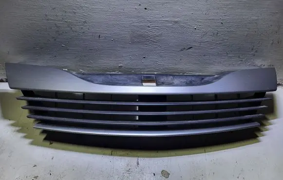 Renault Laguna II Front bumper upper radiator grill 820012581