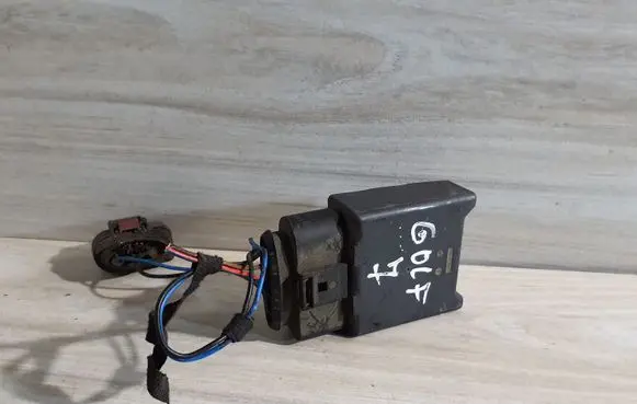 Volkswagen Golf VII Fuel pump relay 5Q0906093A