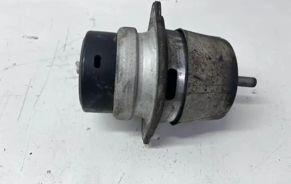 Audi Q7 4L Engine mount bracket 7L8199131F