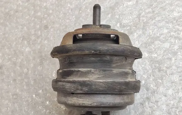 BMW 5 E39 Engine mount bracket 22116751281