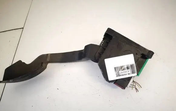 Opel Corsa D Accelerator throttle pedal 55702022