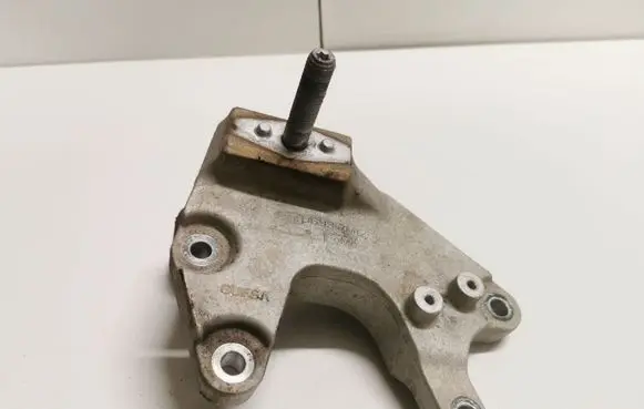 Ford Fusion II Engine mounting bracket DG937M125