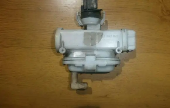 Volkswagen PASSAT B4 Central locking vacuum pump 357862153