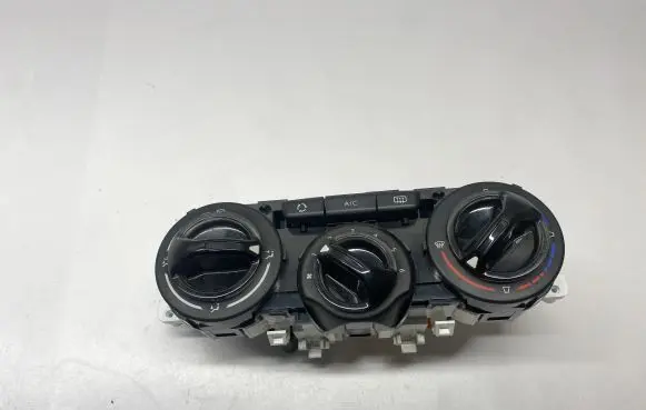 Peugeot 208 Climate control unit E1063071