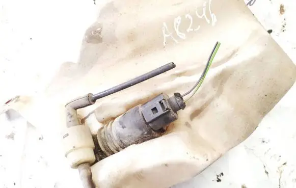 Volkswagen PASSAT B5 Windscreen/windshield washer pump