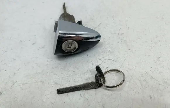 Mercedes-Benz E W211 Front door lock (next to the handle) 
