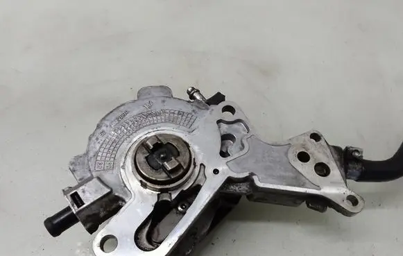 Volkswagen Golf IV Vacuum pump 038145209N
