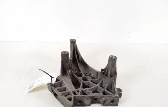 Engine mounting bracket