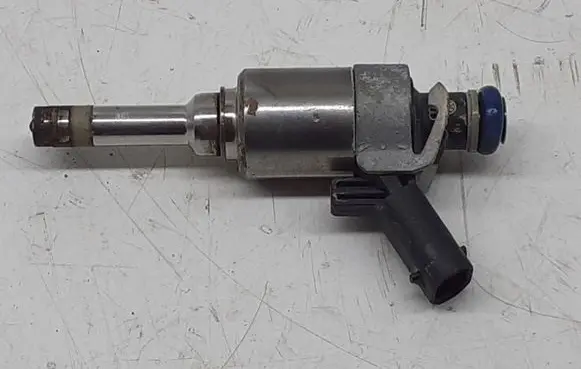Audi A4 S4 B8 8K Fuel injector 0261500