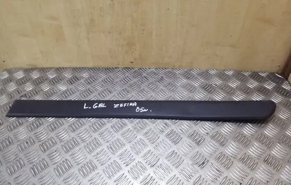 Opel Zafira B Rear door trim (molding) 13137768