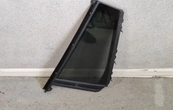BMW X3 G01 Rear vent window glass 7410055