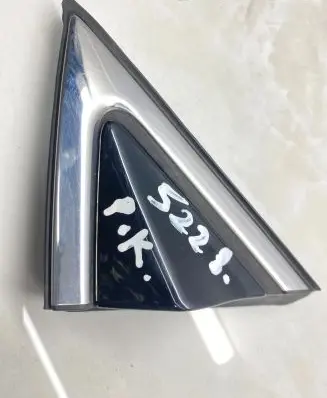 Hyundai Santa Fe Front door glass trim molding 861802W000