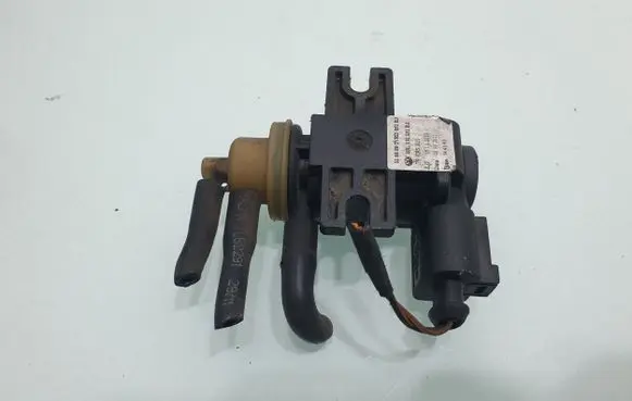 Volkswagen Golf VI Vacuum valve 03L131051BJ