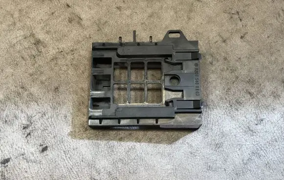 Mercedes-Benz C W204 Other engine bay part A2075400340