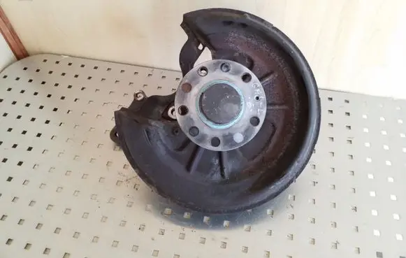 Volkswagen Golf V Rear wheel hub