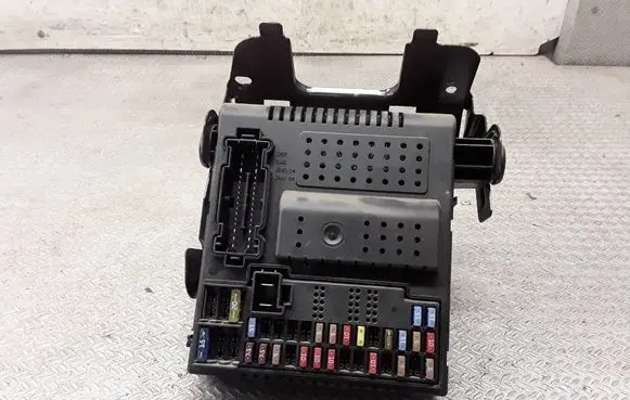 Volvo V70 Fuse module 30728542 12243779