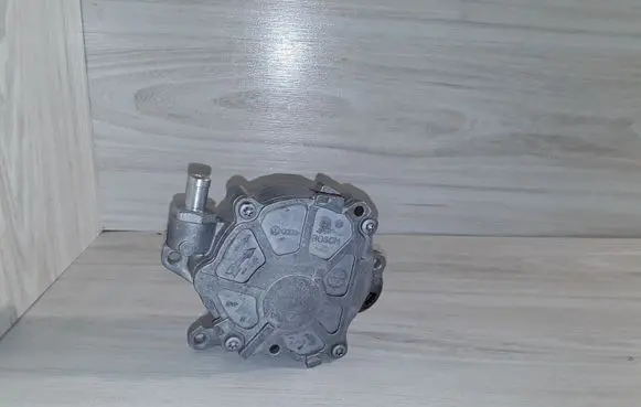 Audi A4 S4 B8 8K Vacuum pump 03L145100