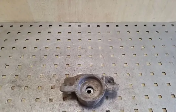 Opel Astra J Front shock absorber mounting bracket 