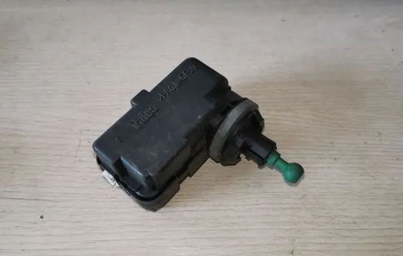 Headlight level adjustment motor