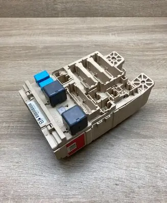 Toyota Harrier II XU30 Fuse module 121504JB
