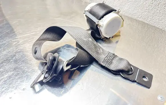 Opel Meriva B Front seatbelt F13305707 34040558 E1051176