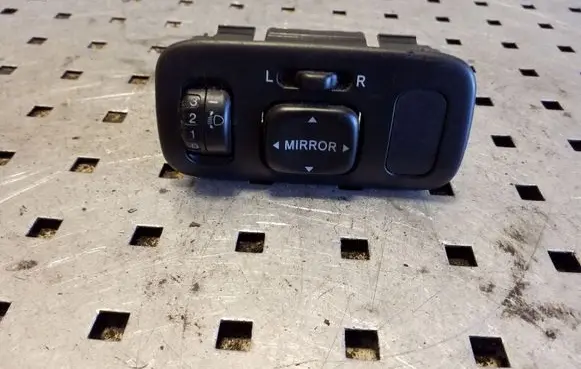 Toyota Yaris Wing mirror switch