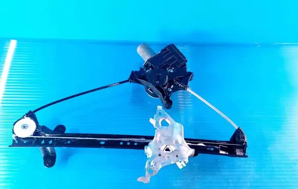 Rear door manual window regulator