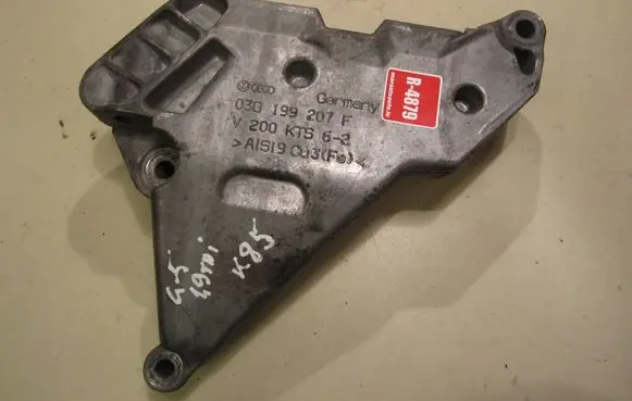 Volkswagen Golf V Engine mounting bracket 03G199207F