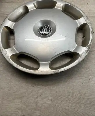 Volvo V70 R15 wheel hub/cap/trim 30714560 D38ME
