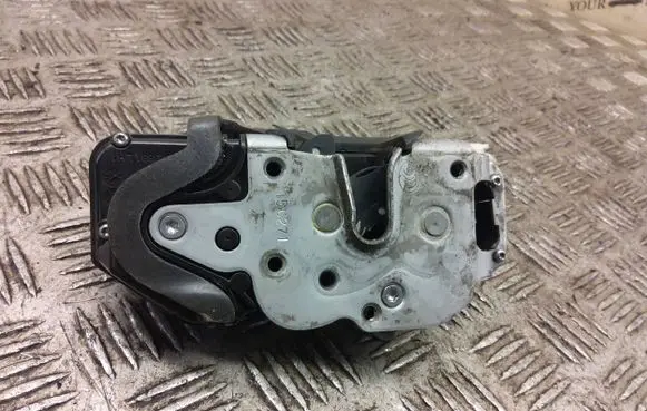 Opel Insignia A Coupe door lock (next to the handle) 1357951