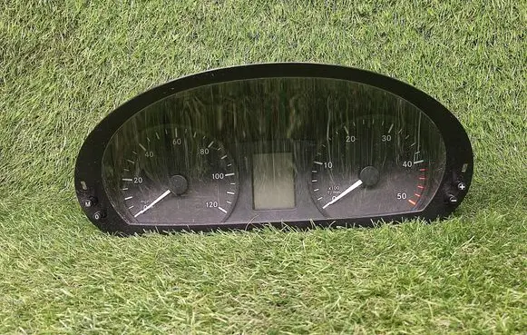 Speedometer (instrument cluster)