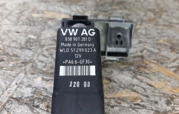 Volkswagen Golf V Glow plug pre-heat relay 038907281D
