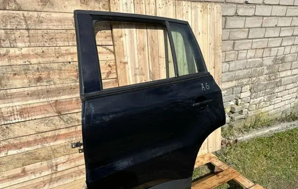 Volkswagen Tiguan Rear door 