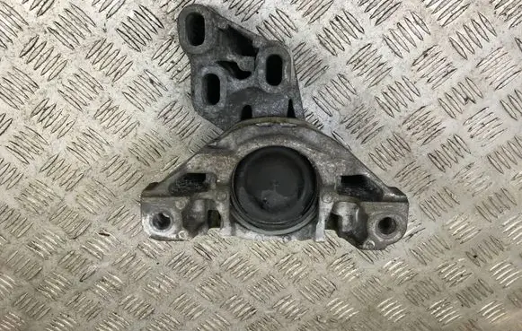 Mercedes-Benz B W246 W242 Engine mount bracket