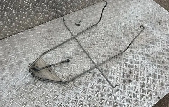 Opel Vivaro Spare wheel mounting bracket
