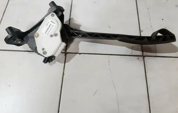 Volvo V70 Accelerator throttle pedal 30636003