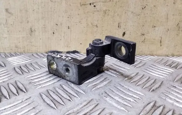 Volkswagen Touran I Front door upper hinge 6Q0831402B