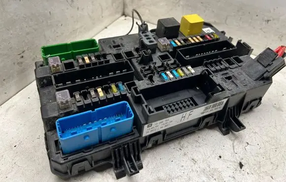 Opel Astra H Fuse module 13206758