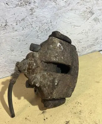 Volkswagen PASSAT B6 Front brake caliper