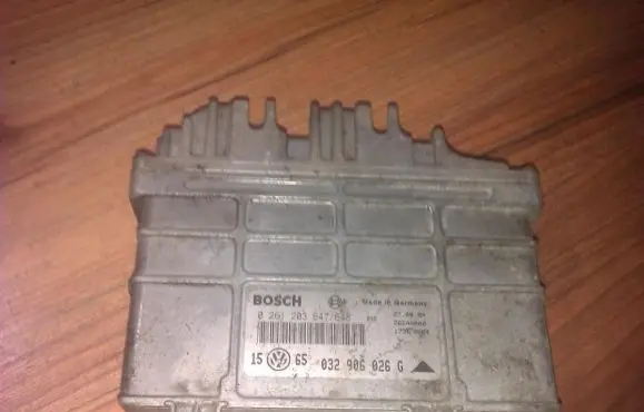 Volkswagen Golf III Engine control unit/module 0261203647 032906026g