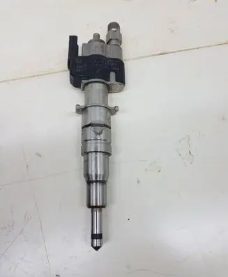 BMW 7 F01 F02 F03 F04 Fuel injector 7586261