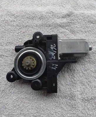 Volvo V70 Front door window regulator motor 30699646