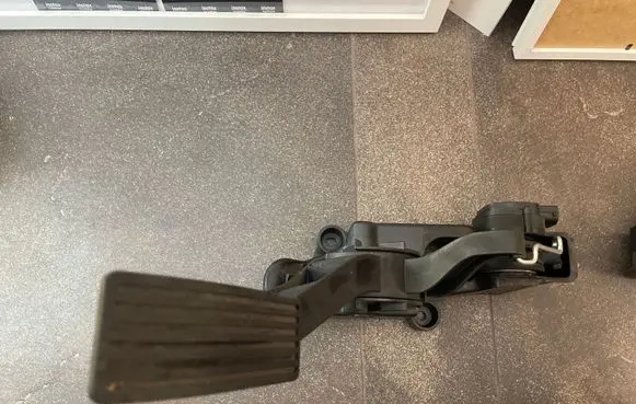 Mercedes-Benz A W169 Accelerator throttle pedal A1693000404