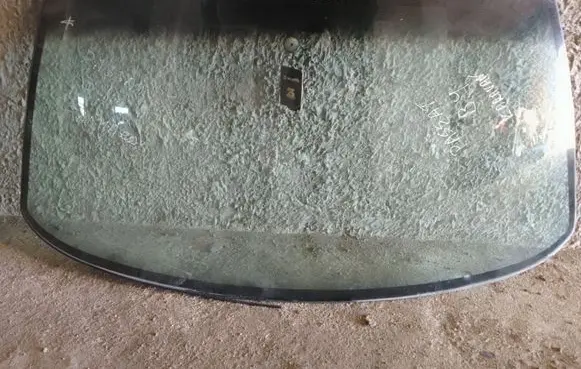 Volkswagen PASSAT B4 Front windscreen/windshield window 