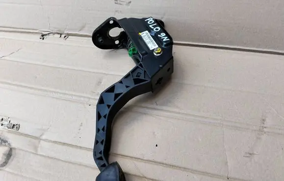 Volkswagen Polo IV 9N3 Clutch pedal 6Q1721059T