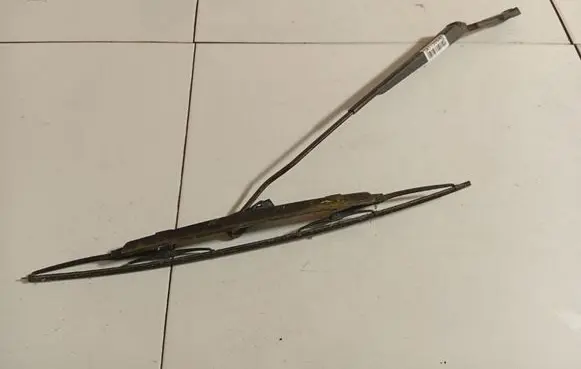 Volkswagen Golf IV Front wiper blade arm 1J1955409A
